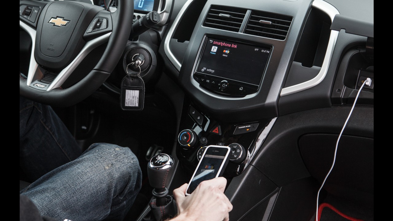Som automotivo com CD player não deve demorar para virar peça de coleção