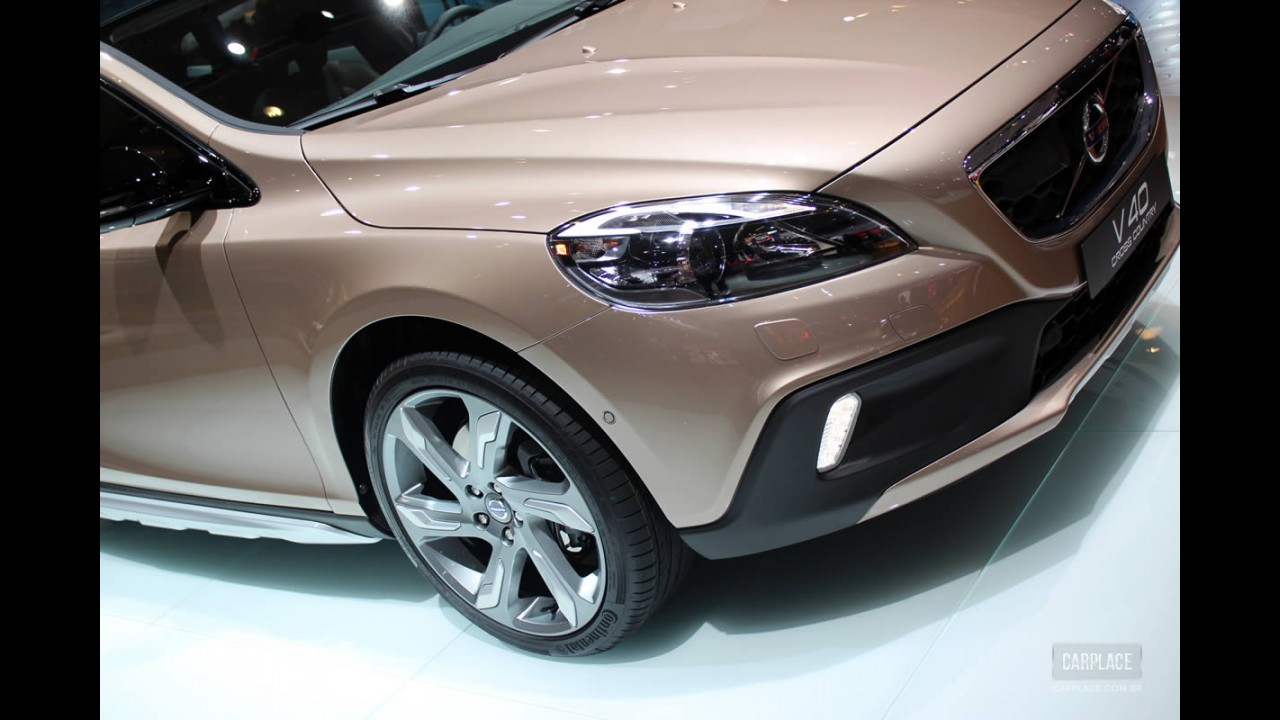 Salão de Paris: O aventureiro Volvo V40 Cross Country é apresentado oficialmente