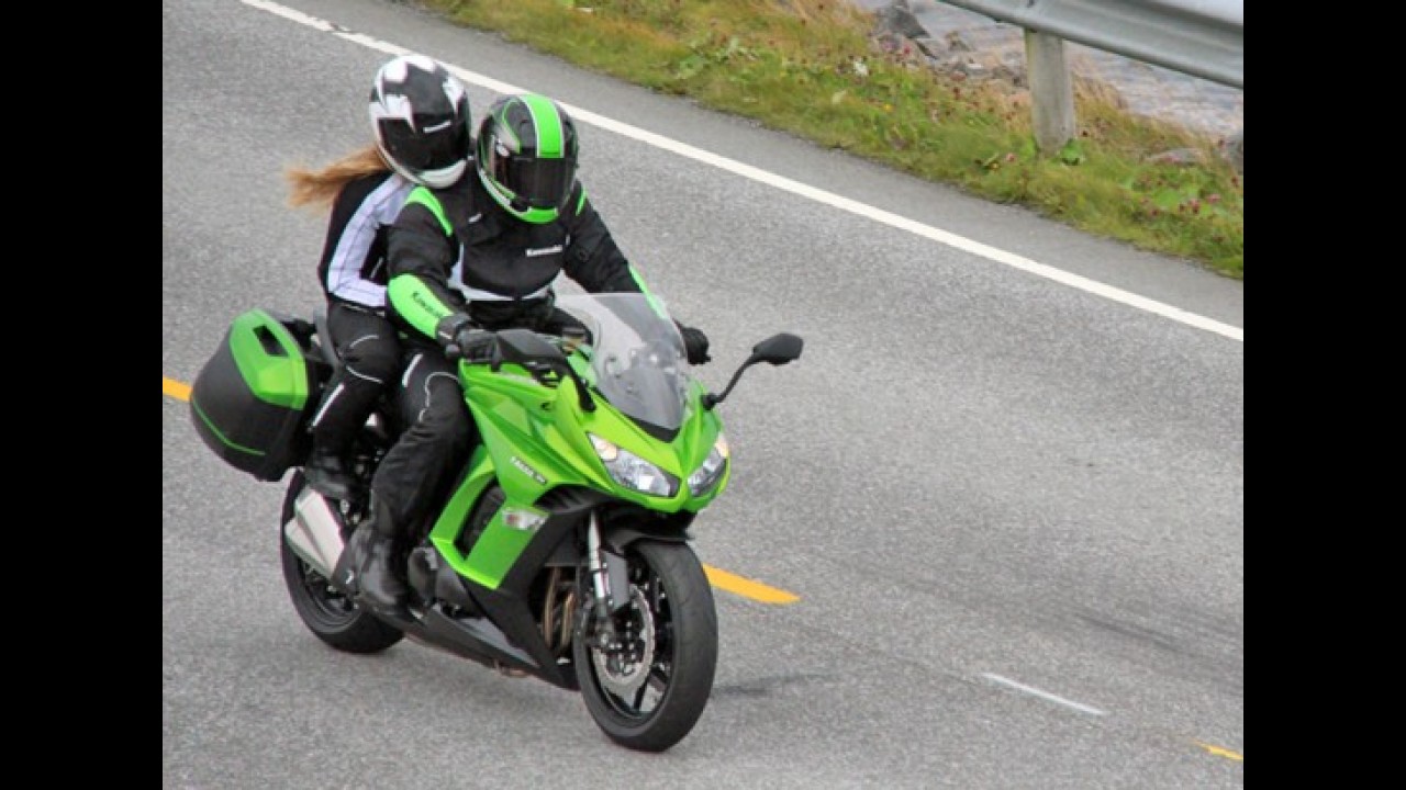 Flagra: renovada Kawasaki Z1000 SX é vista durante filmagens