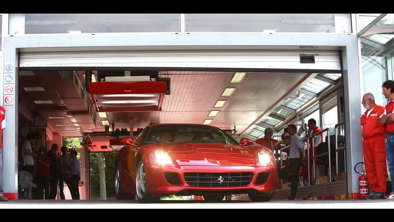 Trabalho chato: Schumacher faz test-drive da Ferrari 599 GTB HGTE em Fiorano - Veja fotos