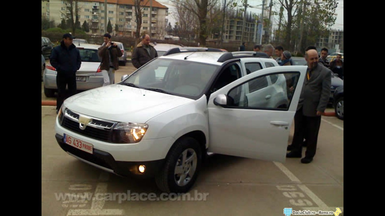Novo Dacia Duster é fotogrado na rua - Fotos internas mostram semelhanças com o Sandero