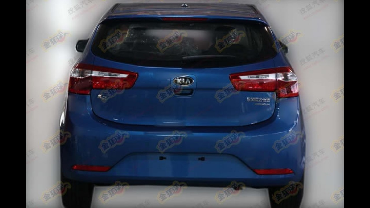 Kia K2 Hatch é flagrado sem disfarces na China