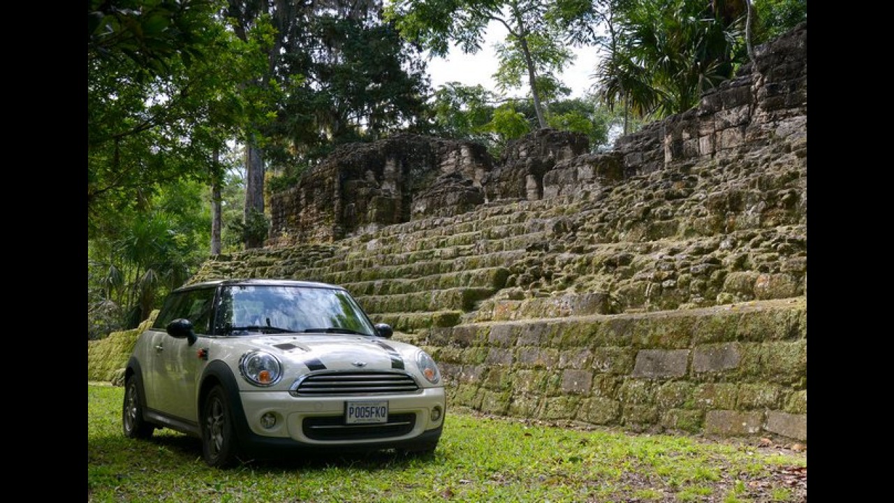 MINI Cooper vai à América Central para celebrar o fim do mundo que não aconteceu