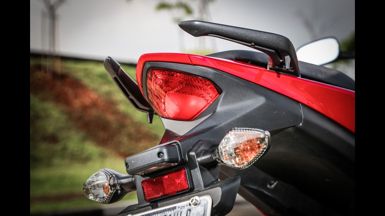 Avaliação: Honda CB 500F e Kawasaki ER-6n travam combate das médio-ligeiras
