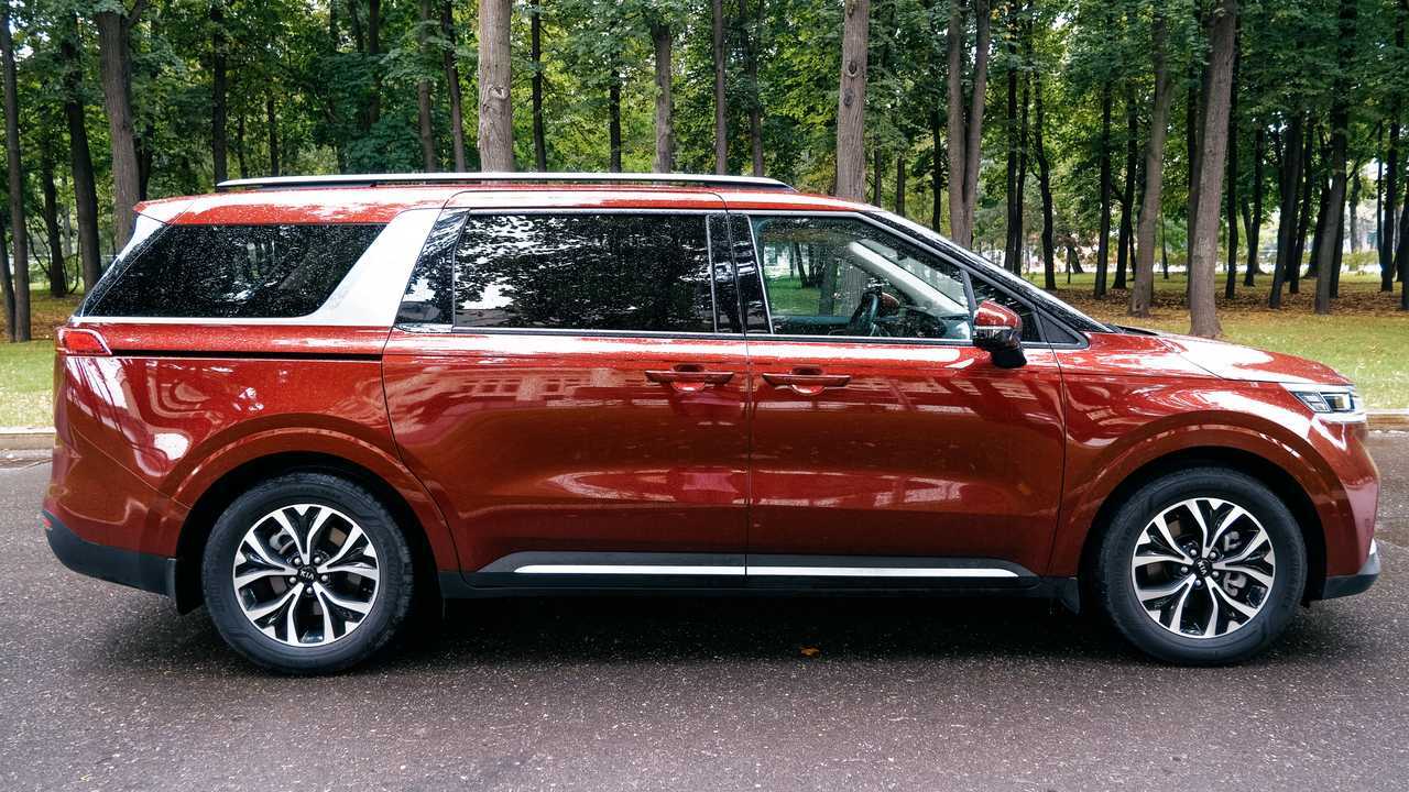 Kia Carnival красный