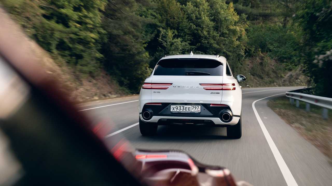 Genesis GV70, вид сзади