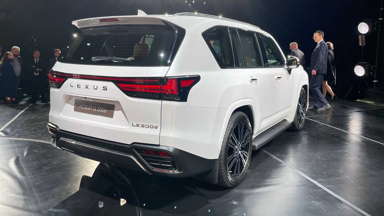 Lexus LX в три четверти сзади