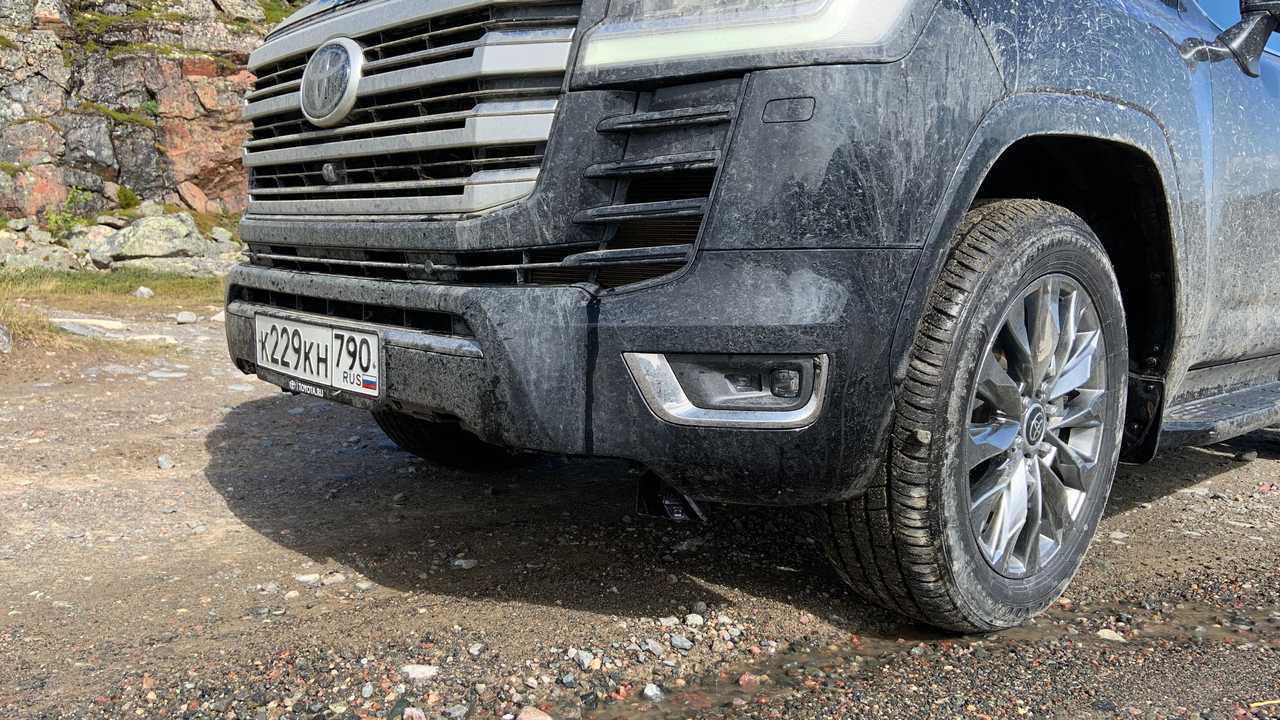 Повреждение Toyota Land Cruiser 300