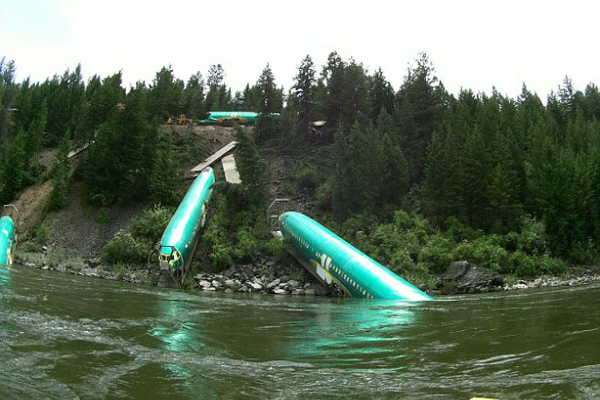Work Begins to Hoist Three Boeing 737s from the Clark Fork River