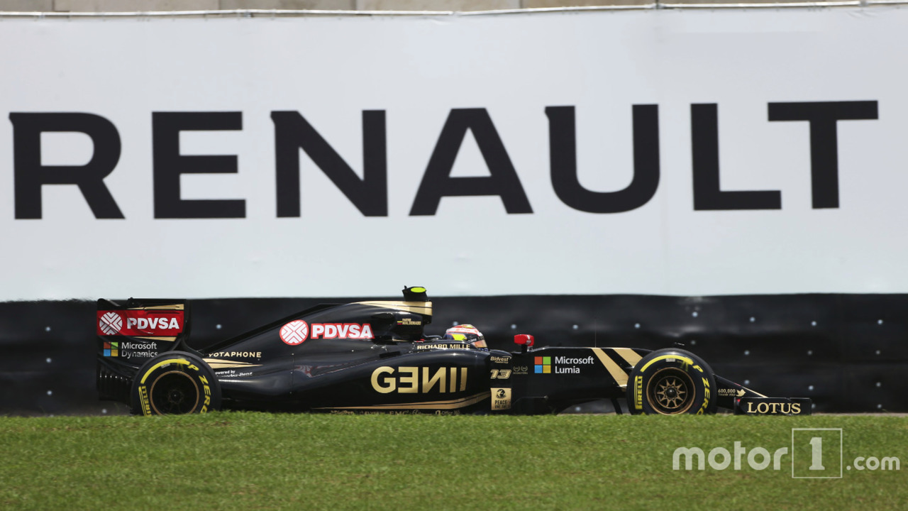 Pastor Maldonado, Lotus F1 E23 passe devant une publicité Renault