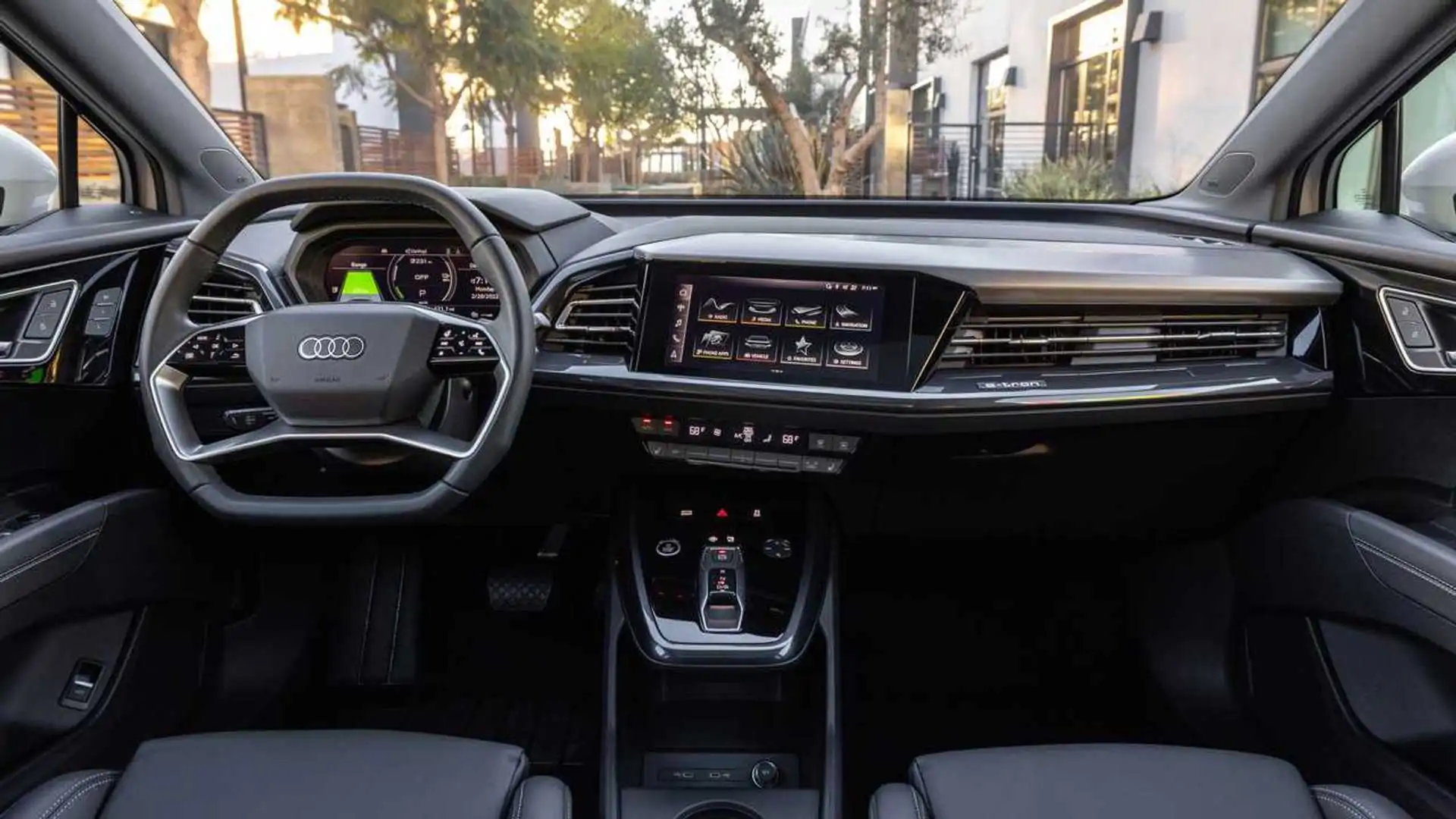 https://cdn.motor1.com/images/mgl/wl33RG/s1/2022-audi-q4-e-tron-sportback-interior-dashboard.webp