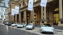 Porsche-Fahrzeuge vor der Börse in Frankfurt