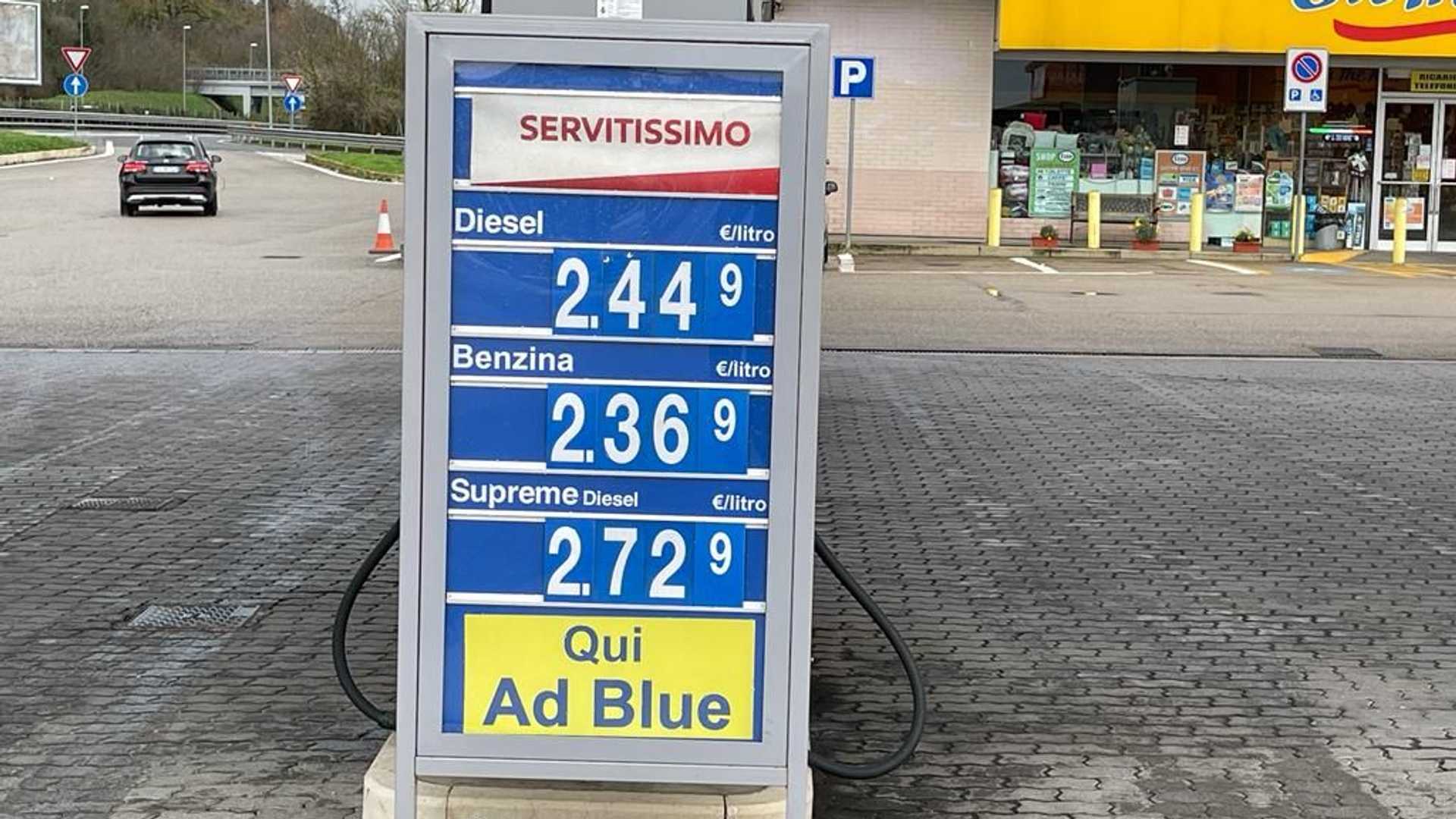 Caro carburanti, le ipotesi per fermare i prezzi di benzina e diesel