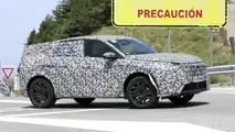 Foto spia con vista laterale della Peugeot 3008 del 2024