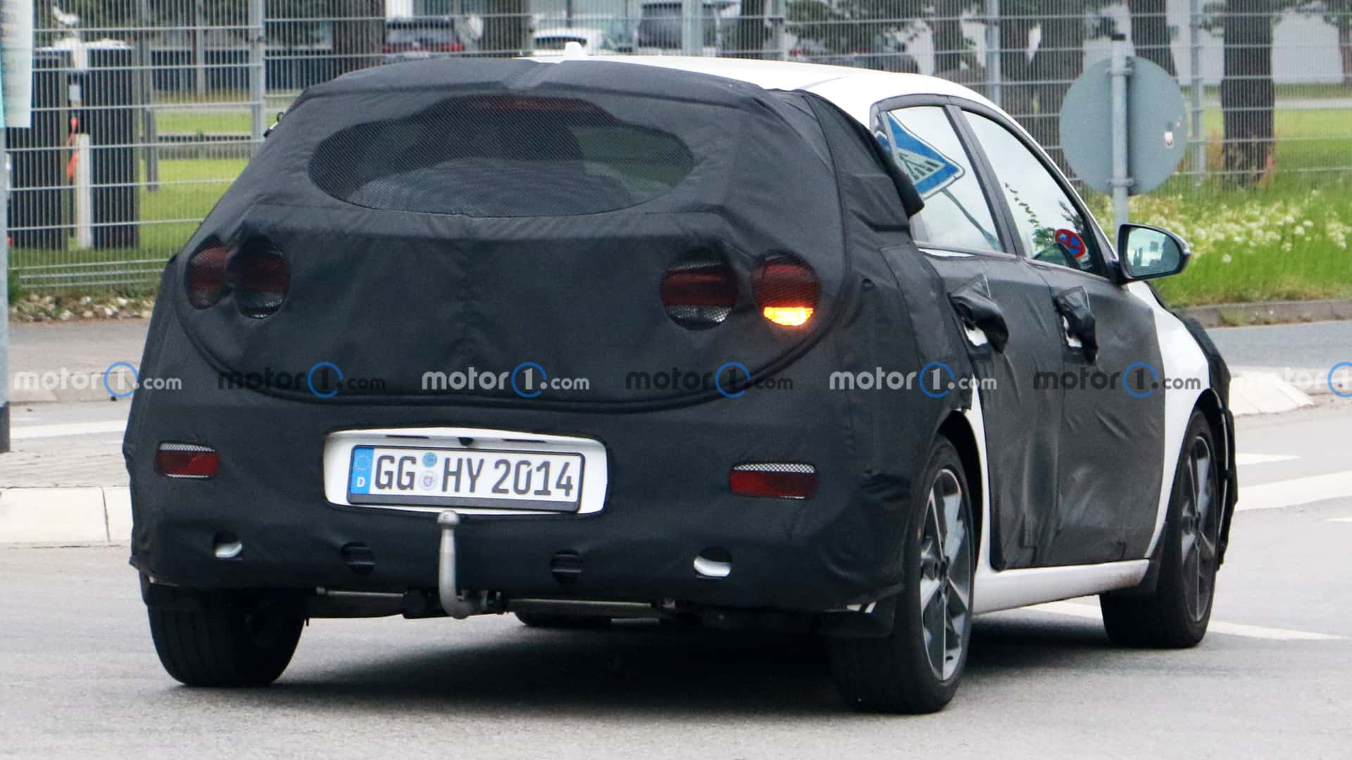 hyundai-i30-facelift-spy-photos.jpg