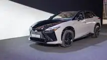 Lexus RZ 550e 2025 vista dal vivo