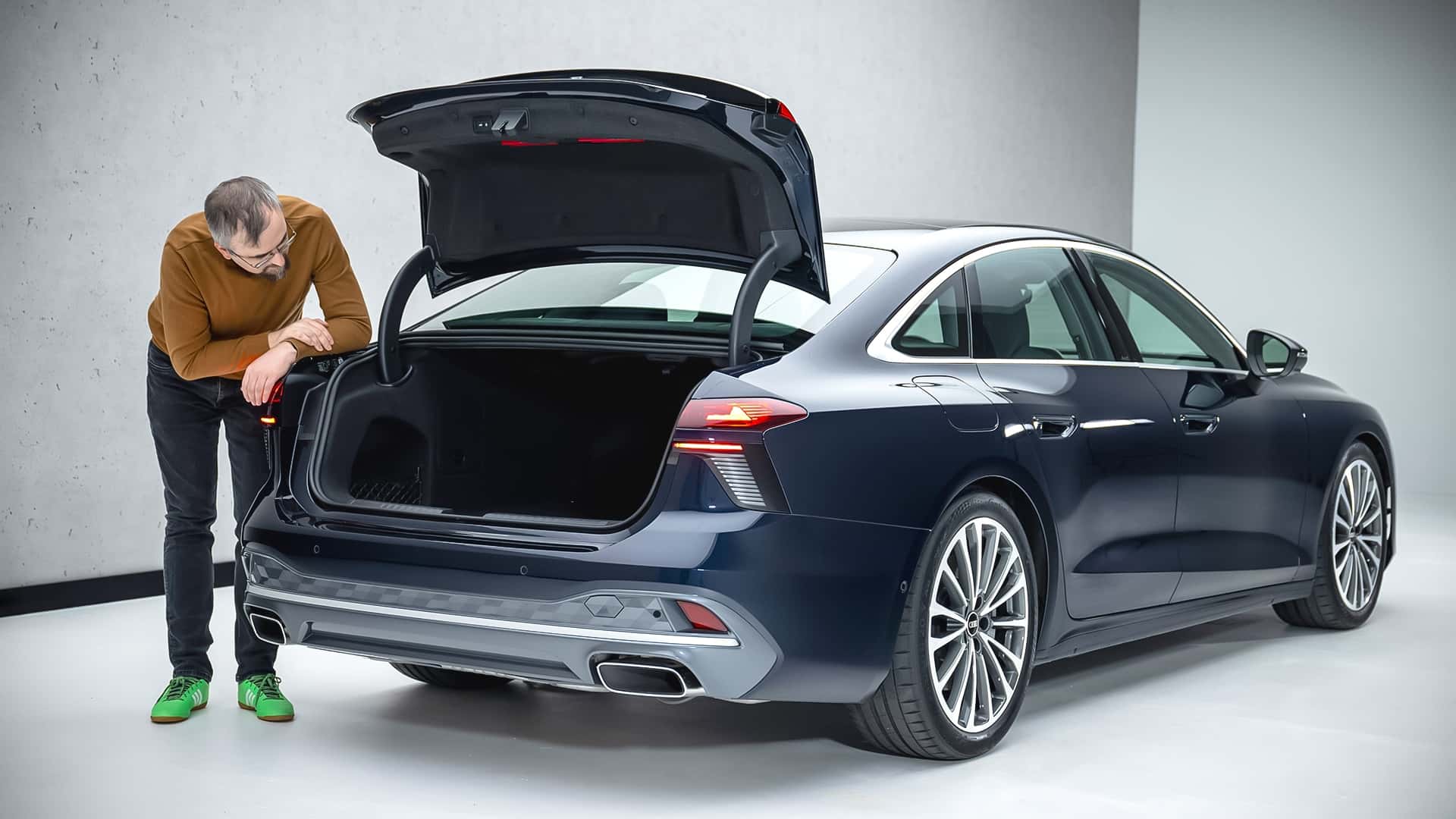 https://cdn.motor1.com/images/mgl/wl6WBR/s1/audi-a6-limousine-2025.jpg