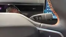 Changan Deepal S07 (2026): le modalità di guida P, N, R e D si attivano con una leva sul piantone dello sterzo. Premere una o due volte per attivare il cruise control o il cruise control adattivo