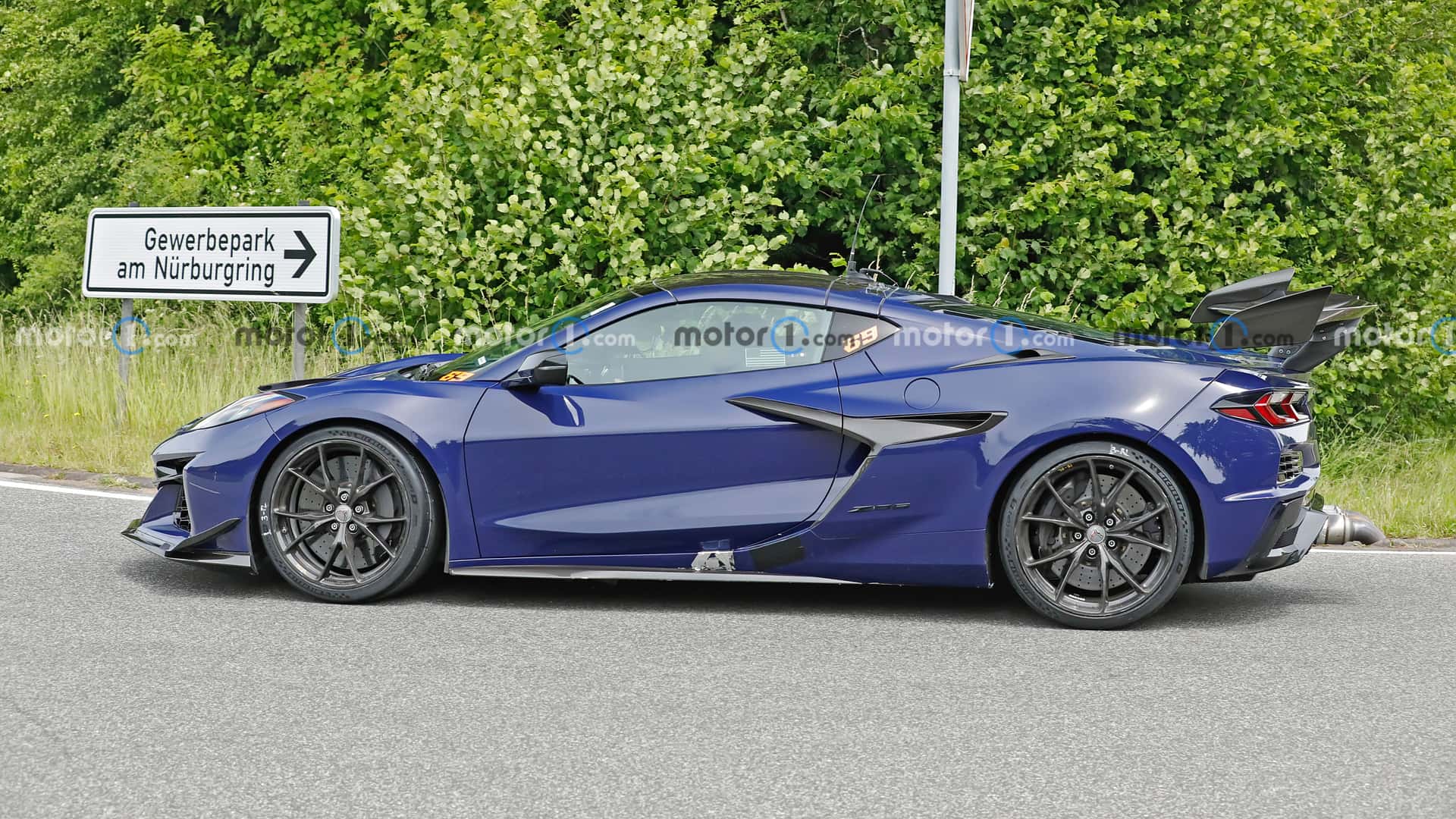 https://cdn.motor1.com/images/mgl/wl6xwo/s1/2026-chevrolet-c8-corvette-zora-spy-shots-undisguised-exterior-8.jpg