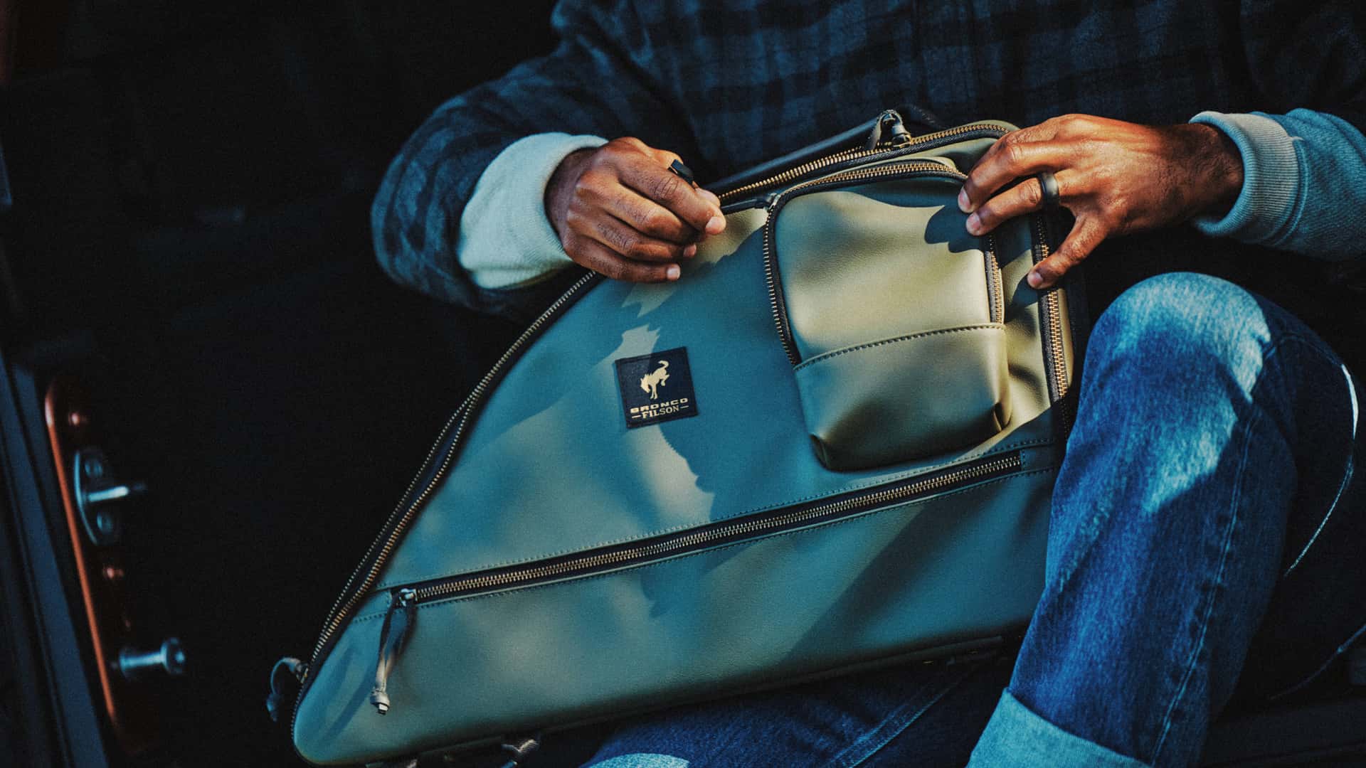 https://cdn.motor1.com/images/mgl/wl8r34/s1/2027-ford-bronco-filson-first-edition.jpg