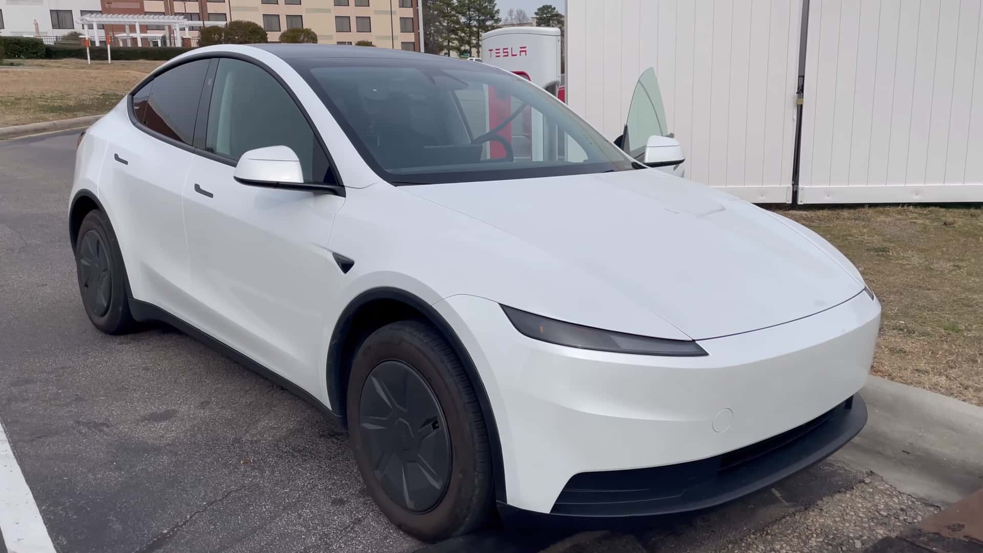 Insanely Efficient': The Cheapest Tesla Model Y Tackles The 70 MPH Range Test