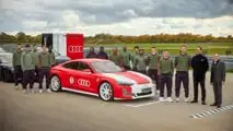 Die Mannschaft des FC Bayern München steht um den speziell folierten Audi RS e-tron GT performance