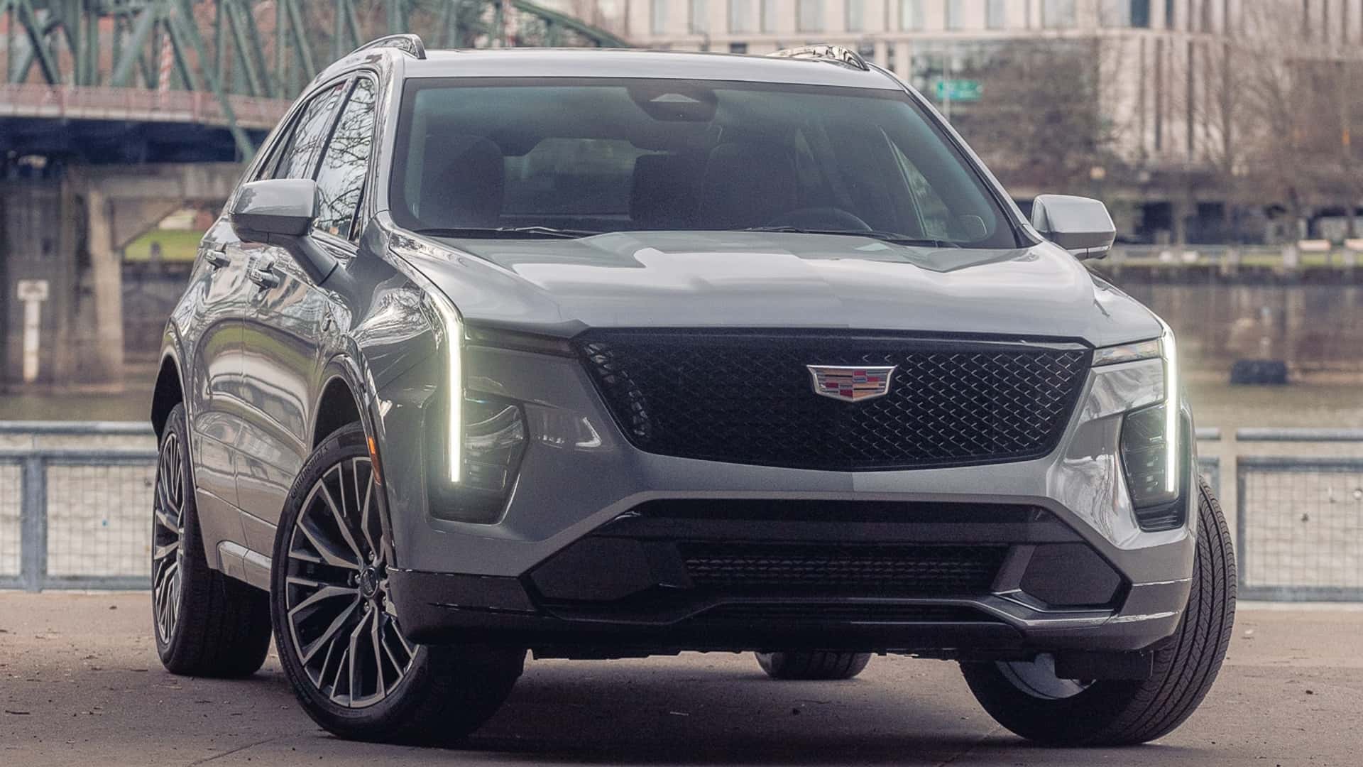 https://cdn.motor1.com/images/mgl/wlZ2WQ/s1/2024-cadillac-xt4-350t-awd-argent-silver-metallic.jpg