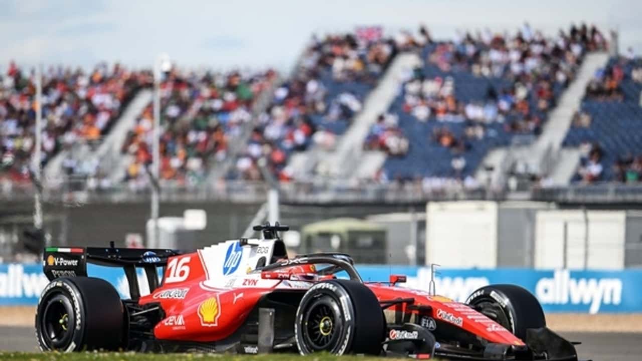 Leclerc vence GP da Inglaterra marcado por problemas de Antonelli e acidente de Verstappen; Russell é 2º e Bortoleto 8º