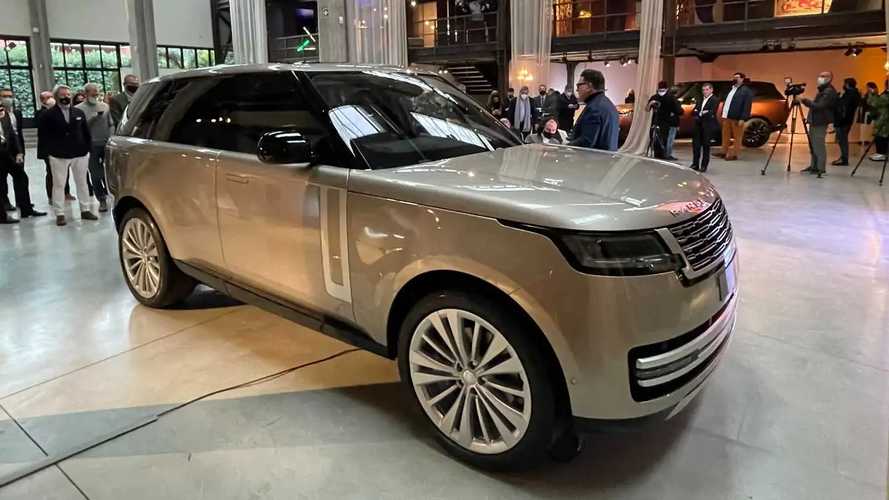 Nuova Range Rover, scultura in movimento in mostra a Milano