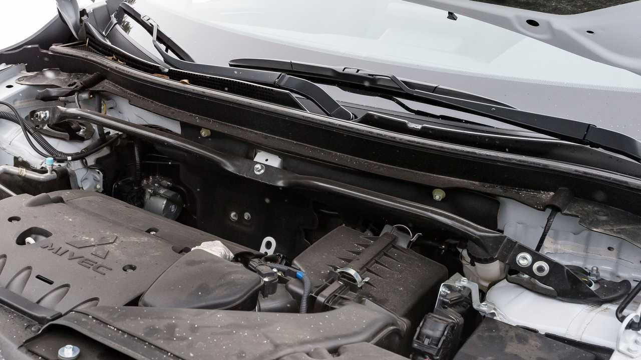 Mitsubishi Eclipse Cross, растяжка под капотом