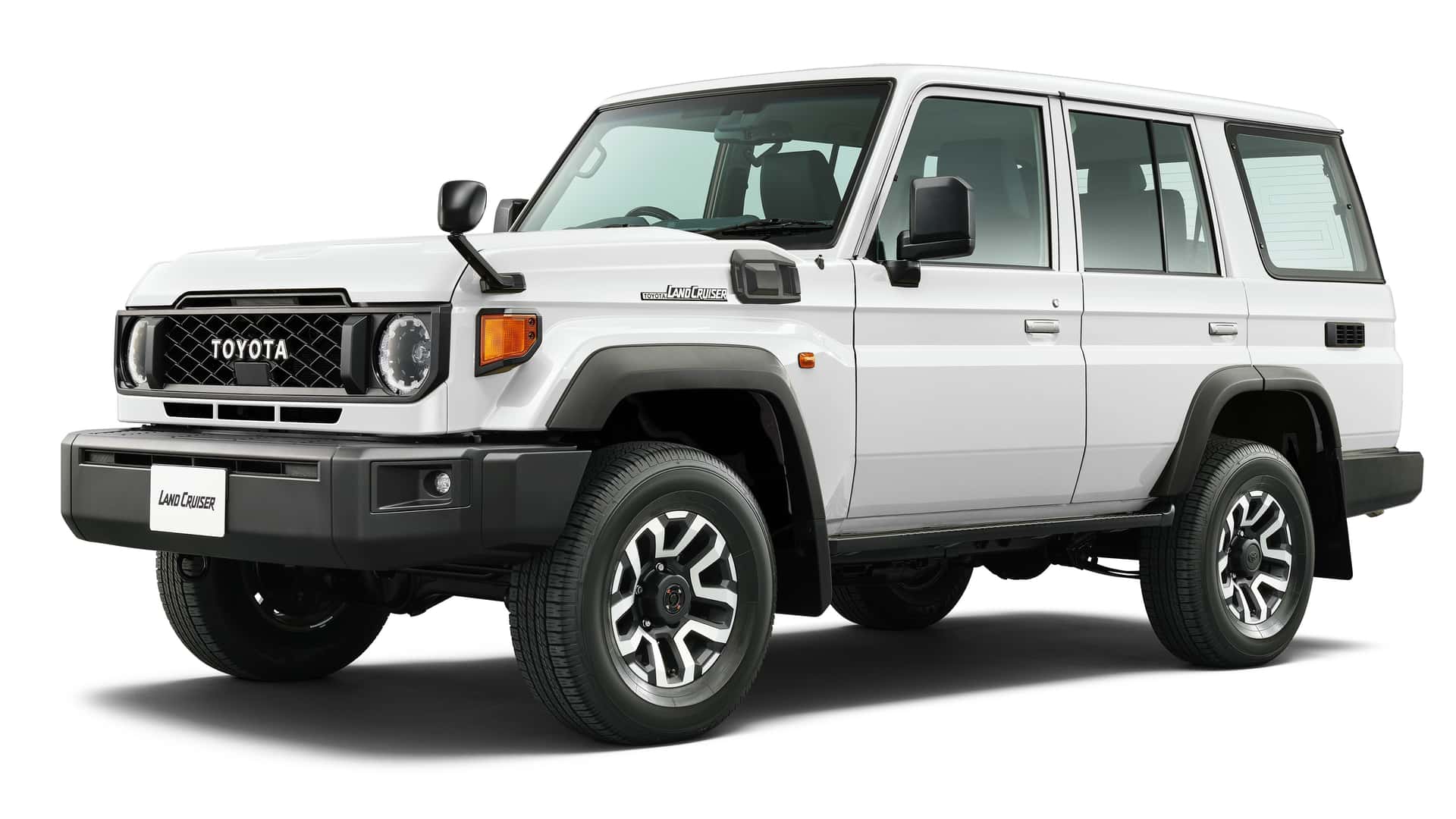 https://cdn.motor1.com/images/mgl/wlp17R/s1/2024-toyota-land-cruiser-70-series-jdm.jpg