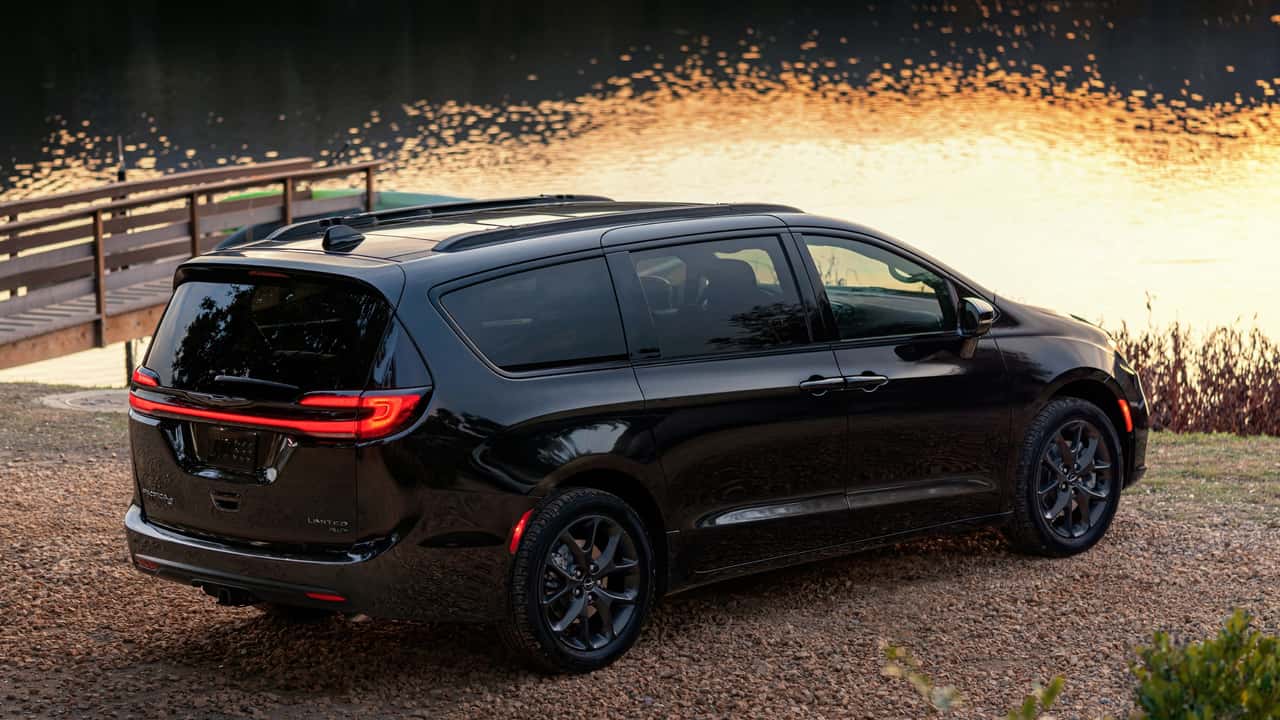 2024 Chrysler Pacifica Celebrates Minivan 40th Anniversary, Adds New Colors