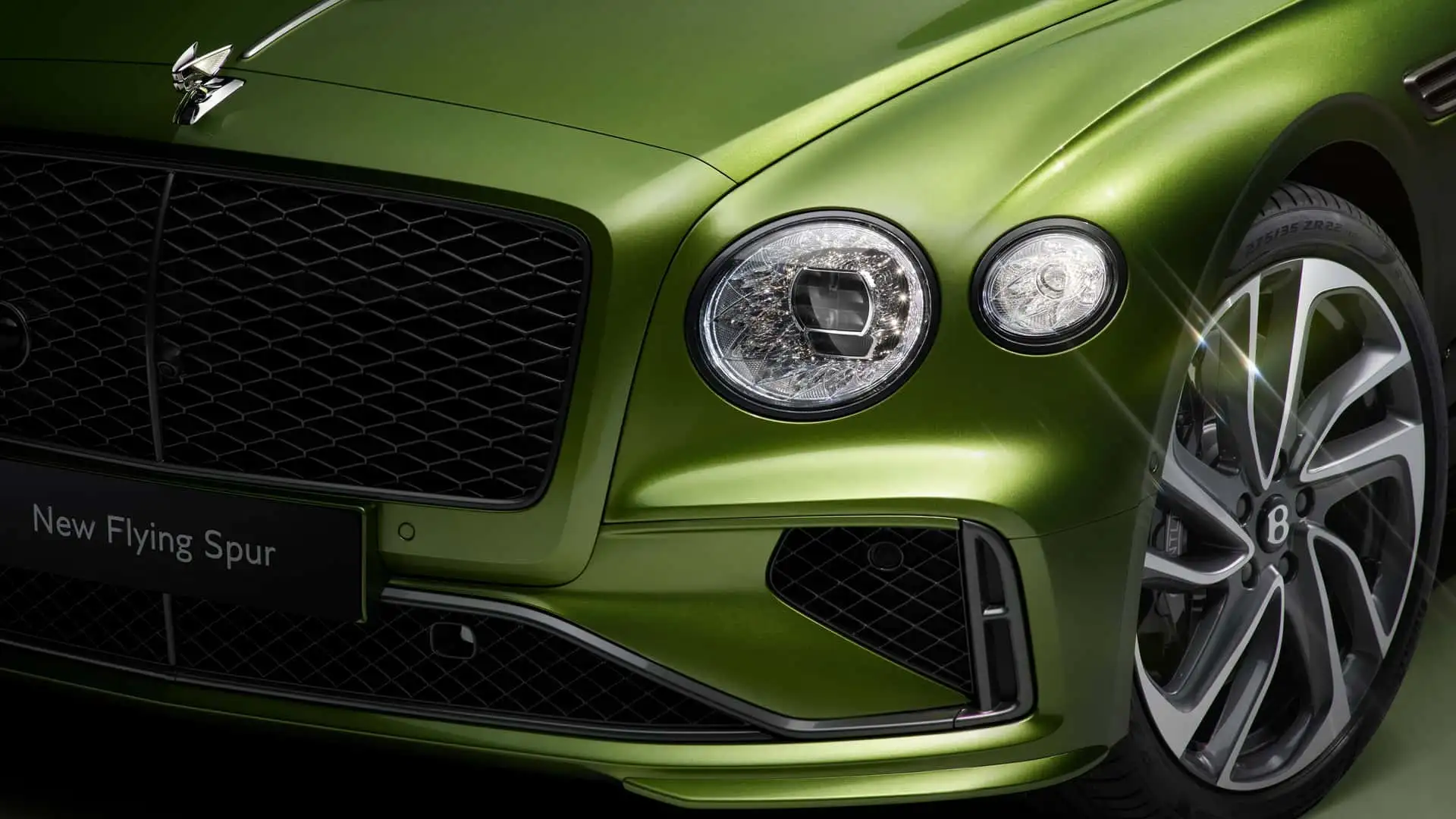 https://cdn.motor1.com/images/mgl/wlq30m/s1/2025-bentley-flying-spur.webp
