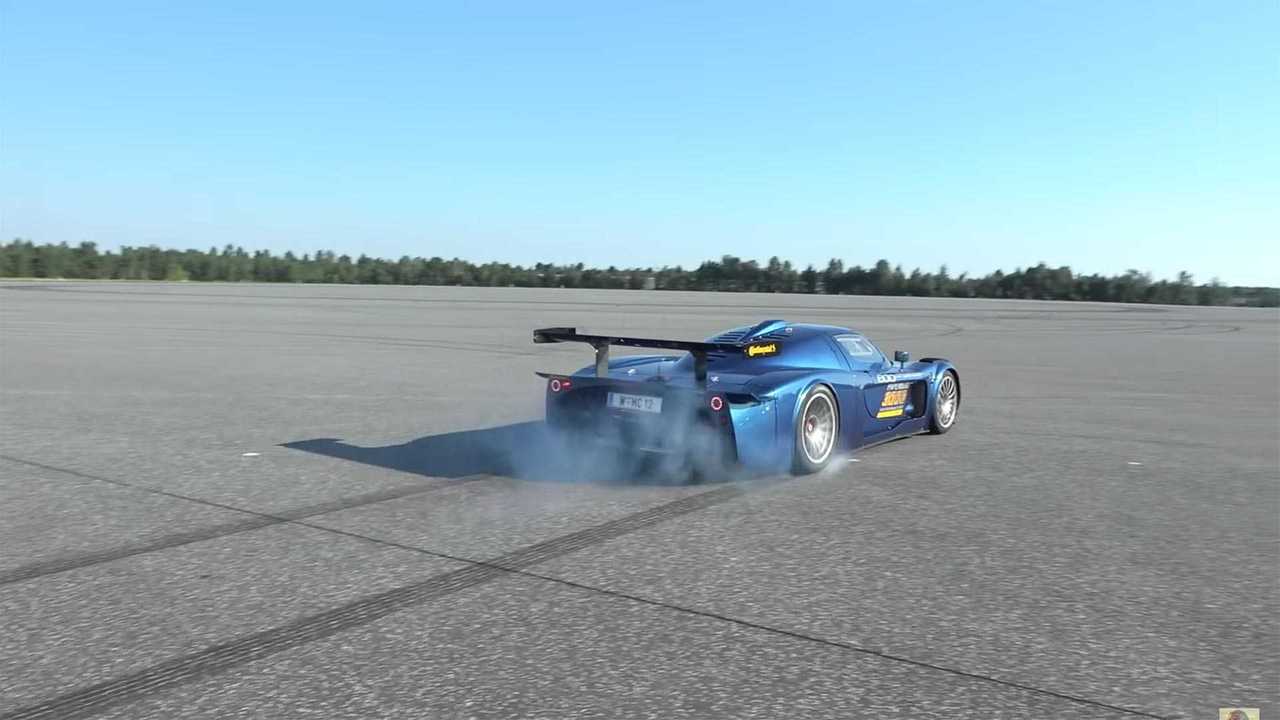 Maserati MC12 Corsa de calle acelerando a fondo
