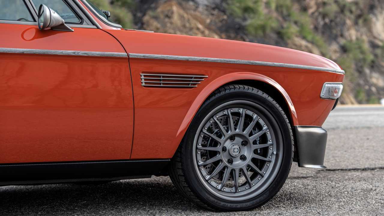 BMW 3.0 CS, de 1974, ex Robert Downey, Jr. restaurado rueda