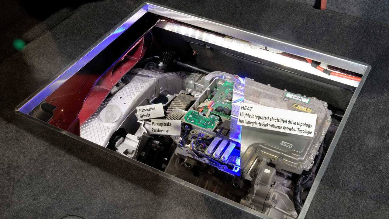 BMW xDrive als Schnittmodell in Dingolfing: Antriebseinheit HEAT unter dem Kofferraum
