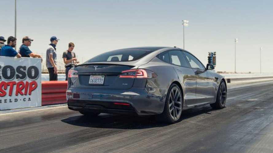 Watch Tesla Model S Plaid Blow Away Challenger While Sandbagging