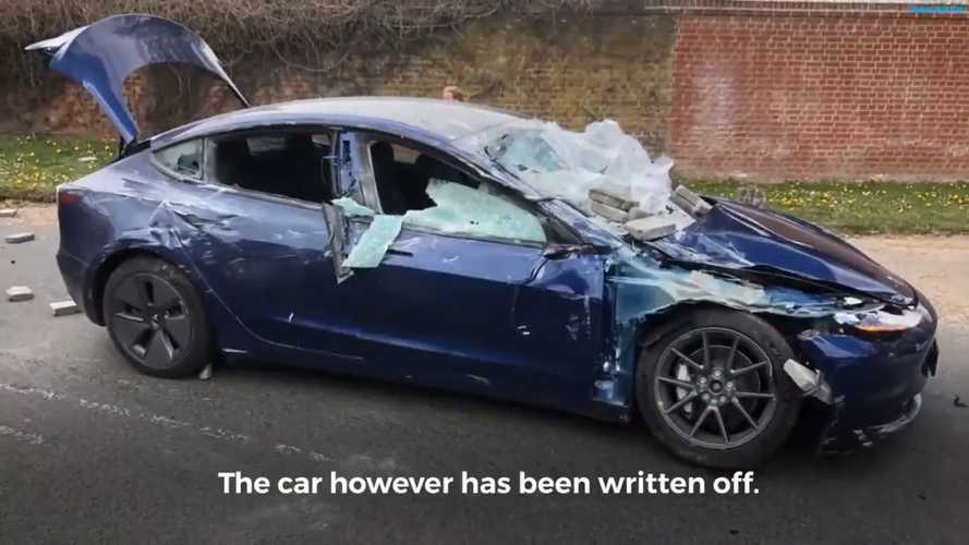 Una Model 3 sotto un carico di mattoni: il video dell'incidente