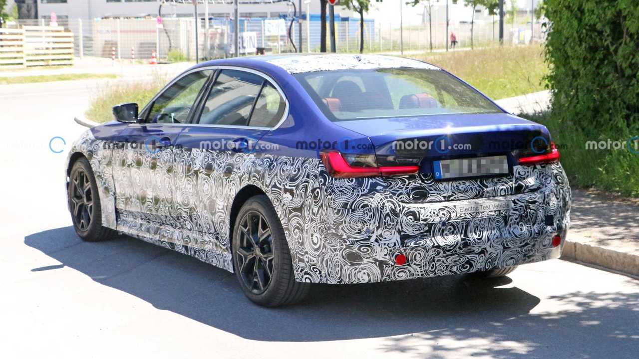 BMW 3 Series Electric nova foto espiã (traseira três quartos)