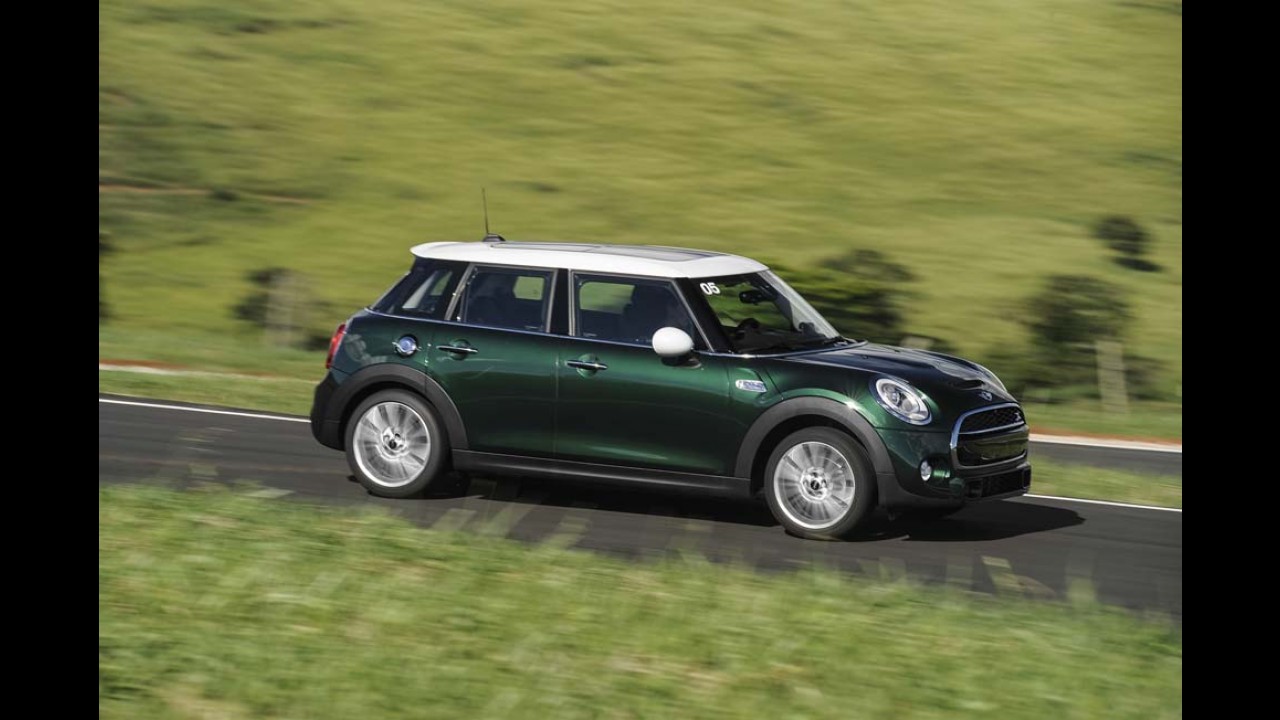 Volta Rápida: MINI Cooper 5 portas troca design por espaço