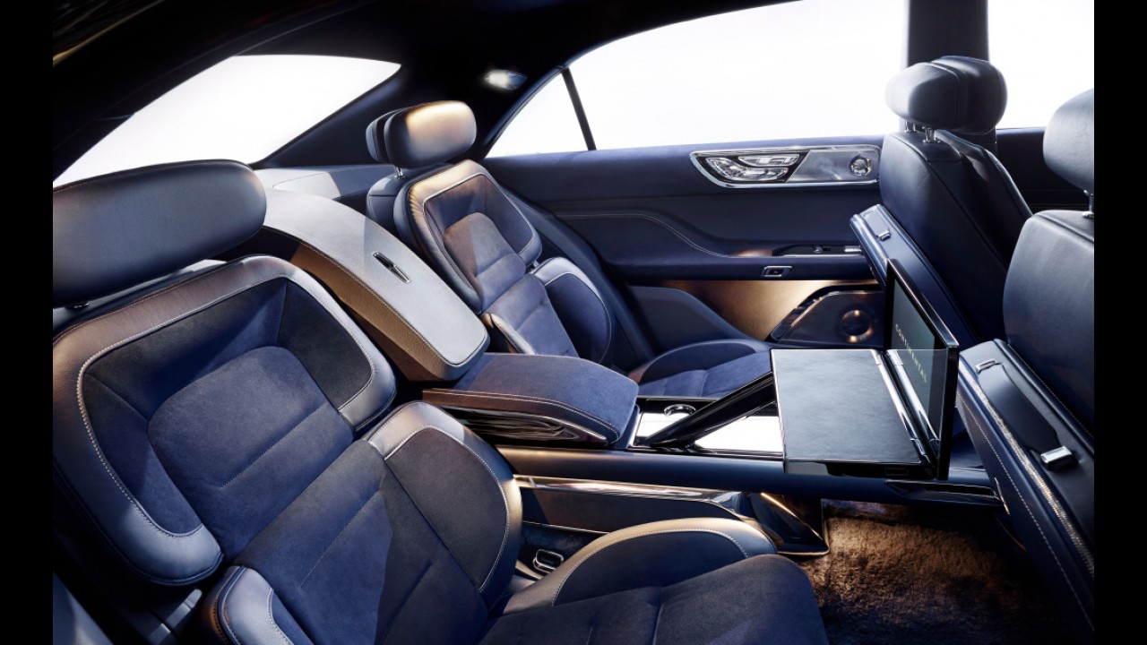 Bentley tira sarro da Ford e diz que conceito Continental é cópia do Flying Spur