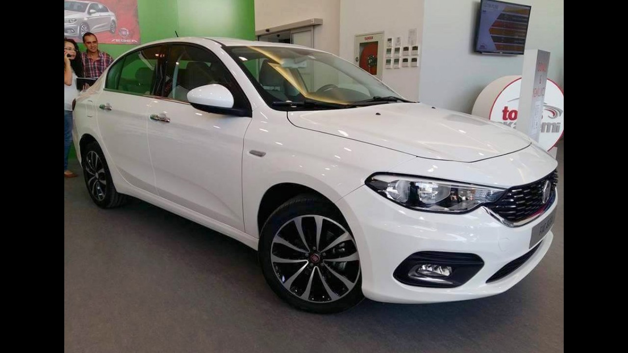 Baseado no Fiat Aegea, novo Chrysler 100 será lançado em 2016