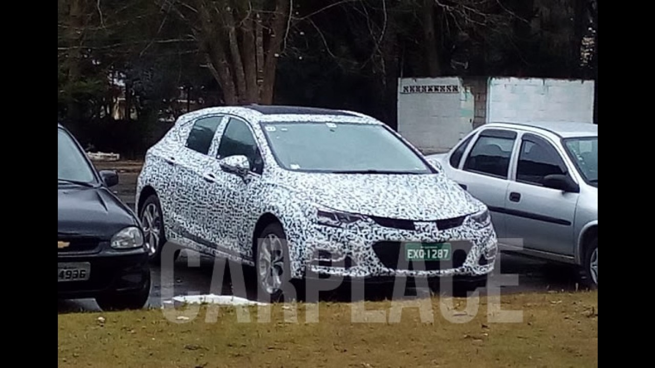Flagra: Novo Cruze Hatch é pego no Brasil antes da estreia no Salão do Automóvel
