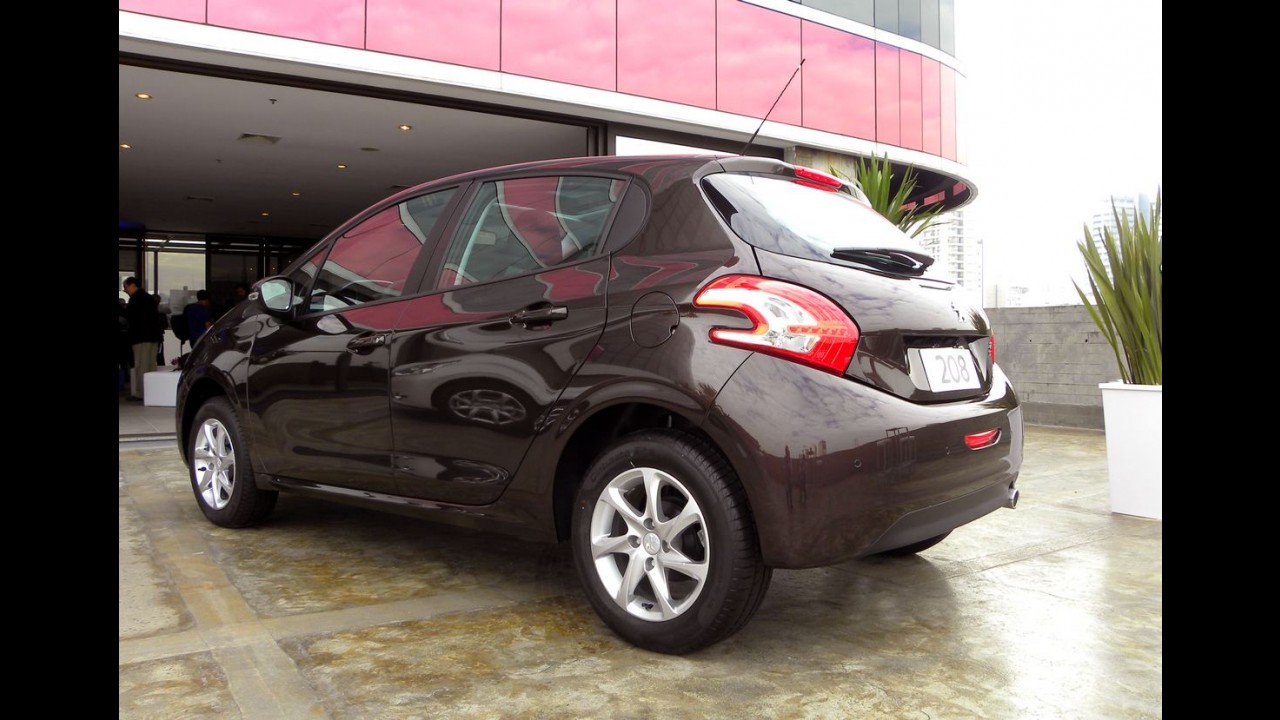 Sem facelift, Peugeot 208 fica mais recheado e mantém preço na linha 2016