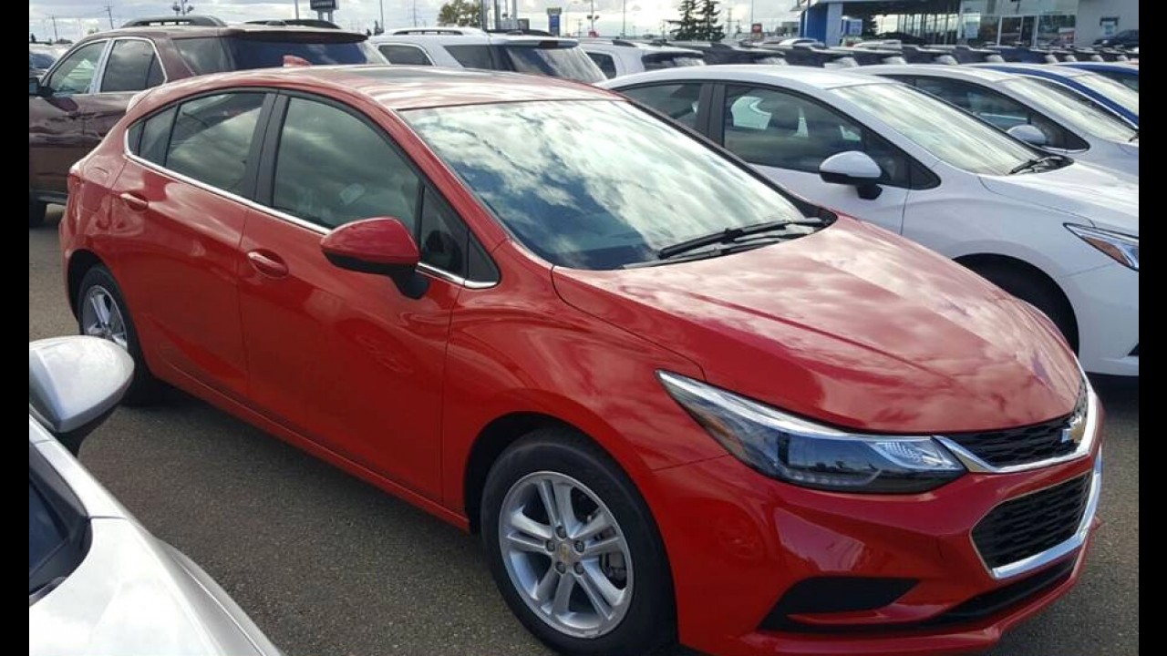 Novo Cruze Hatch: primeiras fotos da versão "básica" na concessionária