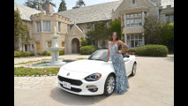 La Playmate 2016 con una Fiat 124 Spider