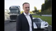 Volvo-LKW vs. Koenigsegg-Sportwagen