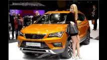 Ja, seat nur gut hin! Hier stehen der neue Ateca und eine Dame, die das SUV ordentlich po-liert