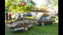 Wer standesgemäß zum See fährt, hat ein Boot dabei und Bullaugen im Auto