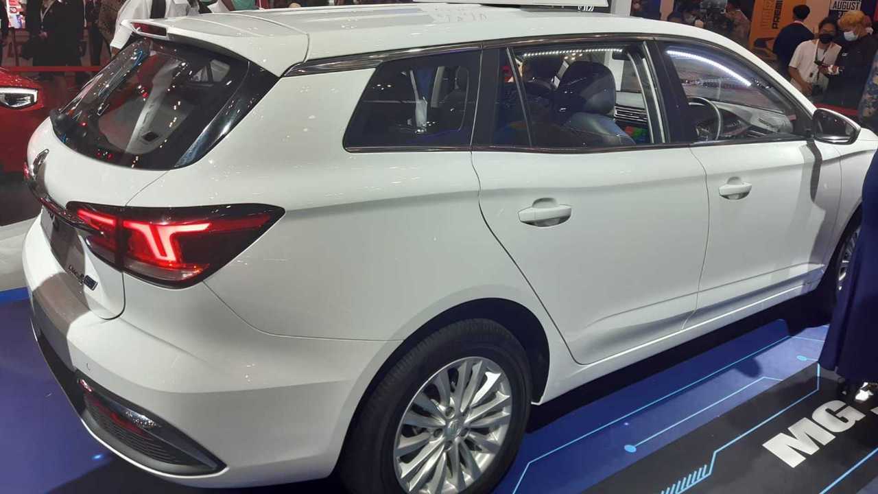 MG 5 EV samping belakang